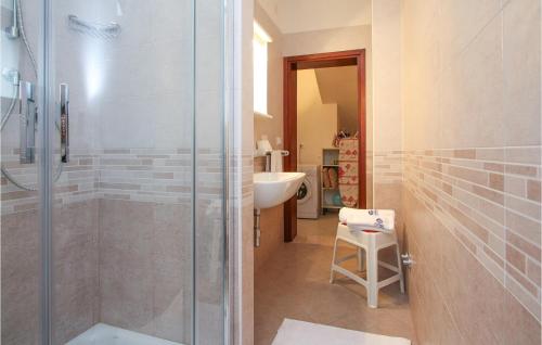 リニャーノ・サッビアドーロにあるCasa Emilia 2のバスルーム(シャワー、シンク付)