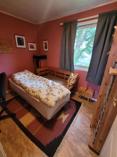 een slaapkamer met een bed en een raam bij Hus ved Lillestrøm by in Lillestrøm