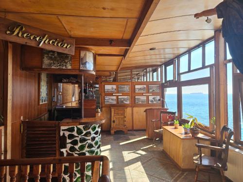 a restaurant with a view of the ocean at Hotel Restaurant CapDucal in Viña del Mar