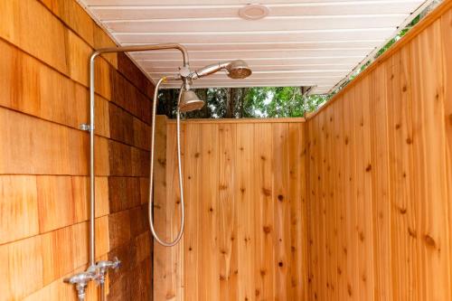 y baño con ducha en una pared de madera. en Cozy Greenport Cottage, en Greenport