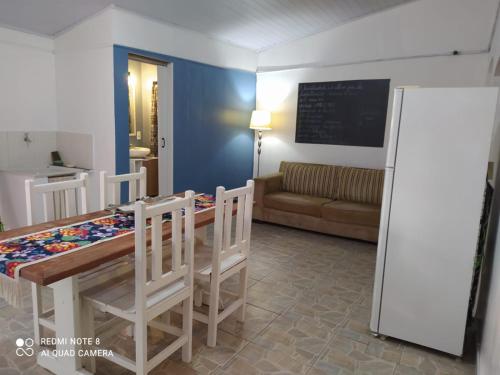 - une salle à manger avec une table, des chaises et un canapé dans l'établissement Varanda Hospedaria - SP Expo Hospedagem, à São Paulo