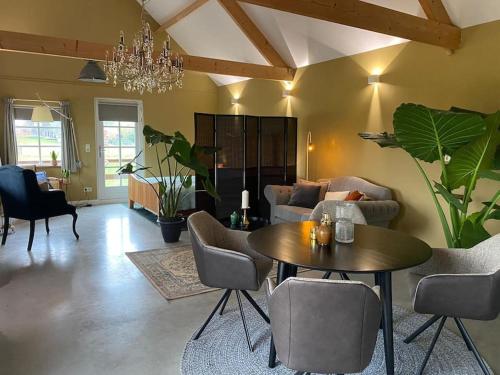 ein Wohnzimmer mit einem Tisch und Stühlen in der Unterkunft De Os aan de dijk in Grafhorst