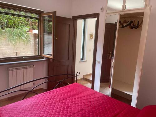 um quarto com uma cama com um edredão rosa em The Garden House Relax em Rocca di Papa