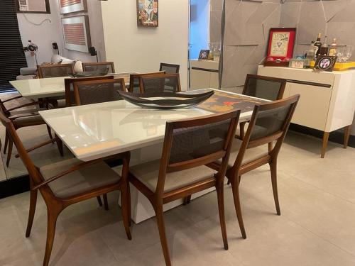 a dining room table and chairs in a kitchen at Lindo Apto com Escritório, Varanda e Garagem no Centro de Niterói in Niterói