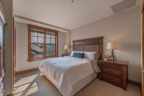 Un dormitorio con una cama grande y una ventana en Luxury Condo in the Village at Northstar en Truckee