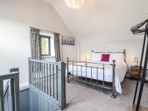 ein Schlafzimmer mit einem Bett und einem Fenster in der Unterkunft Ysgubor Tyddyn Isaf in Derwen