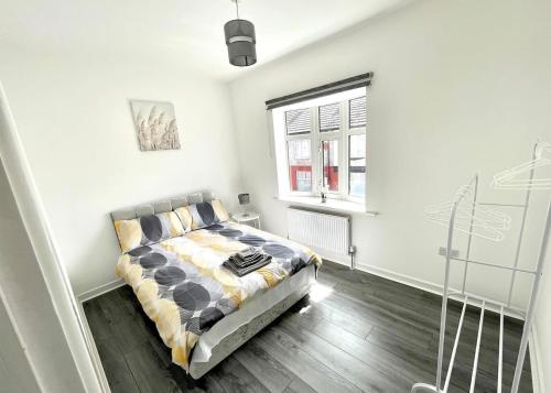 um quarto com uma cama e uma janela em Modern House Liverpool em Liverpool