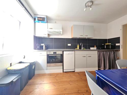 Dapur atau dapur kecil di Wohnreich Blaustein Mitte -2A- 3er WG
