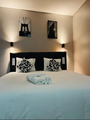 een slaapkamer met een bed met twee handdoeken erop bij Apartamento Sociedade Farmaceutica in Lissabon