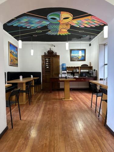 拉巴斯的住宿－El Museo Hotel Boutique，客房设有桌椅和色彩缤纷的天花板。