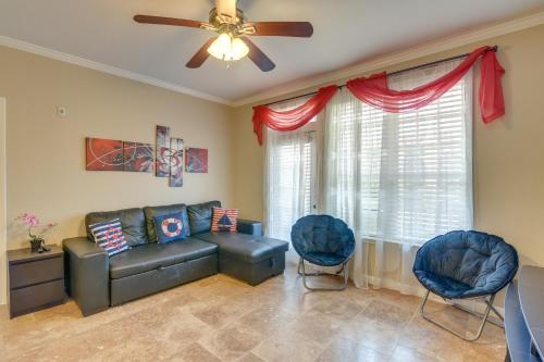 Posezení v ubytování Walk to Beach and Seawall Condo in Galveston!