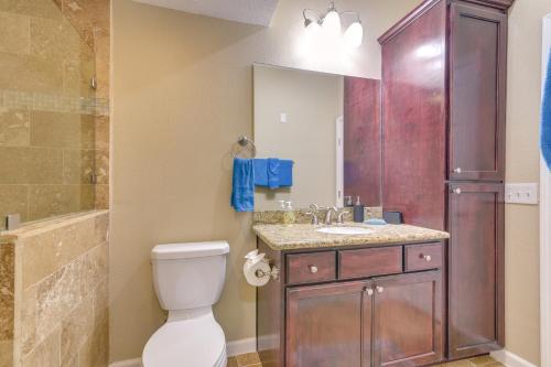 Koupelna v ubytování Walk to Beach and Seawall Condo in Galveston!