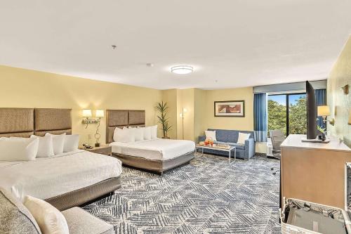 um quarto de hotel com duas camas e um sofá em Best Western Plus Lewisville Flower Mound em Lewisville