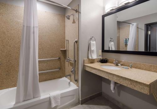 a bathroom with a tub and a sink and a shower at Best Western Eastland in Eastland