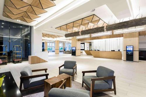 una hall con ufficio, sedie e una zona di attesa di Sonesta Maho Beach All Inclusive Resort Casino & Spa a Maho Reef