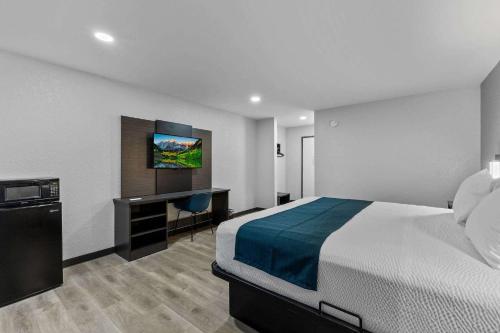 Katil atau katil-katil dalam bilik di Motel 6 Brighton CO Denver Northeast
