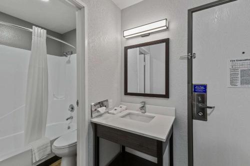 Bilik mandi di Motel 6 Brighton CO Denver Northeast