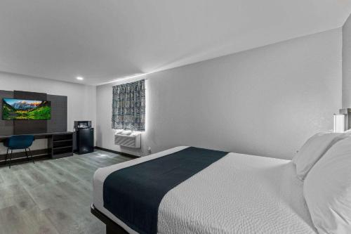 Katil atau katil-katil dalam bilik di Motel 6 Brighton CO Denver Northeast