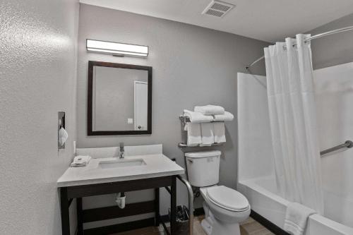 een badkamer met een toilet, een wastafel en een douche bij Motel 6 Brighton CO Denver Northeast in Brighton