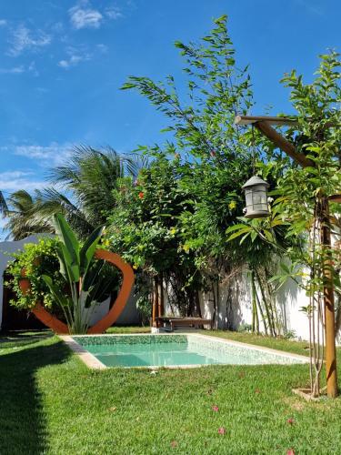 uma piscina no meio de um quintal com árvores em Casa Dos Patos em Flecheiras