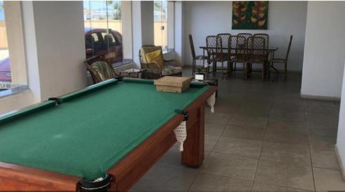 - un salon avec une table de billard et des chaises dans l'établissement Riviera Massaguaçu 23, à Caraguatatuba