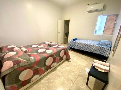 una camera da letto con due letti e una finestra di Casa Condomínio Beira Rio a Canindé de São Francisco