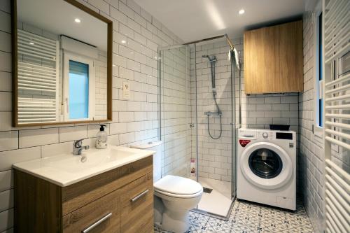 a bathroom with a washing machine and a washer at El Arco San Esteban by Unique Rooms in Burgos