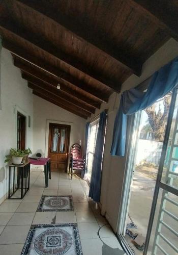 um quarto com uma grande janela e piso em azulejo em Hostel la abuela em La Unión
