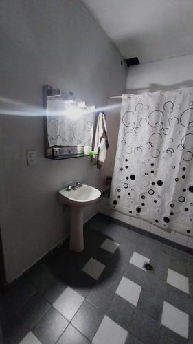 uma casa de banho com um lavatório e uma cortina de chuveiro em Hostel la abuela em La Unión