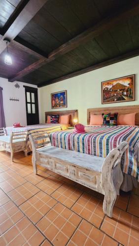 Habitación con 2 camas de madera en MAGNOLIAS, en Antigua Guatemala