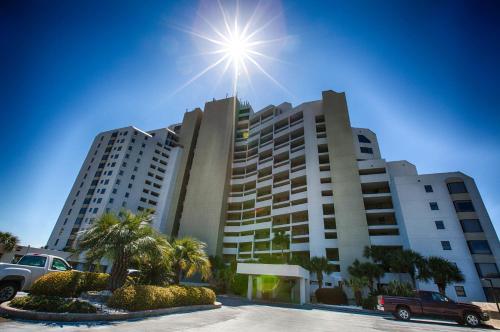 ein Gebäude, auf dem die Sonne scheint in der Unterkunft Beachside II by Panhandle Getaways in Destin