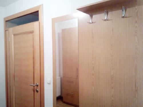 Habitación con armario con puerta y espejo. en Apartmani Aeredrom, en Sarajevo