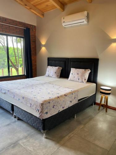 a large bed in a room with a window at Casa de Campo Fichtelberger Hohenau in Hohenau