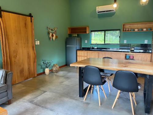 uma cozinha com uma grande mesa de madeira e cadeiras em Casa de Campo Fichtelberger Hohenau em Hohenau