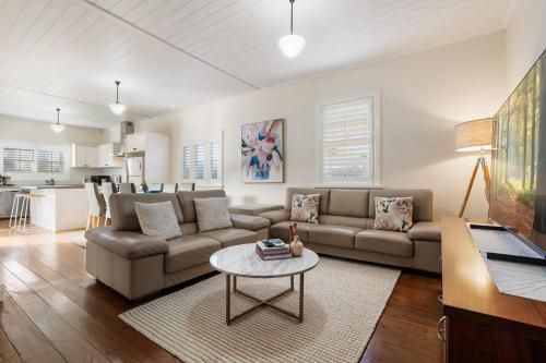 uma sala de estar com um sofá e uma mesa em Sampson Cottage - Historic Charm em Orange