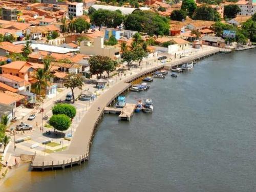 uma ponte sobre um rio ao lado de uma cidade em Pousada La Duna Lençóis Maranhenses em Barreirinhas