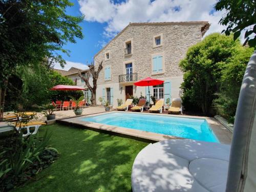 une piscine devant une maison dans l'établissement La maison des Vendangeurs, à Olonzac