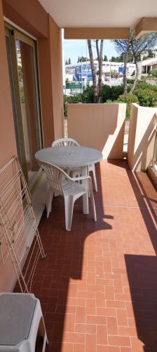 un patio avec une table et des chaises sur un balcon dans l'établissement 70m near Jardin Bonaparte, à Saint-Raphaël