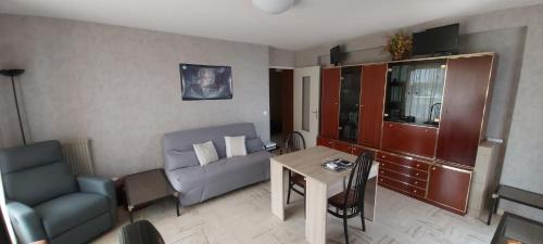 un salon avec un canapé, une table et des chaises dans l'établissement 70m near Jardin Bonaparte, à Saint-Raphaël