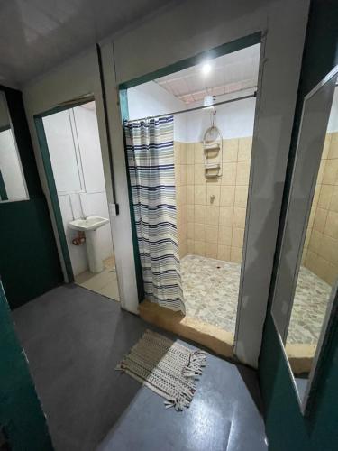 een badkamer met een douche en een glazen deur bij Cocos House, Drake Bay in Drake