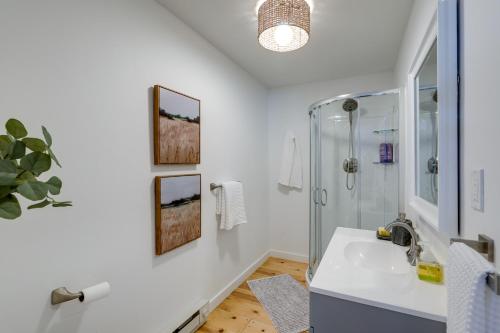 bagno bianco con lavandino e doccia di Chic Redstone Historic District Vacation Rental! a Redstone