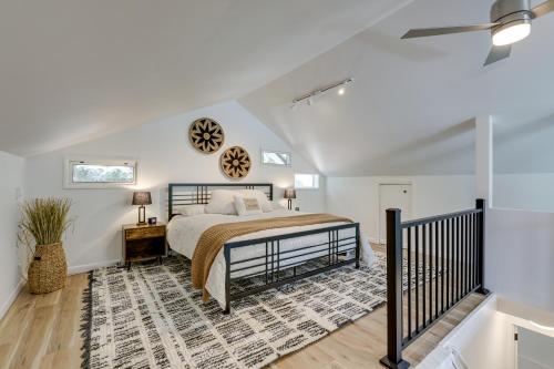 Redstone的住宿－Chic Redstone Historic District Vacation Rental!，一间卧室配有一张床和地毯