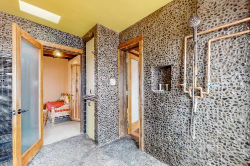 uma casa de banho com um chuveiro e uma cabina de duche ao nível do chão em Serenity Place em Joshua Tree