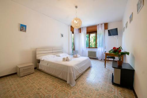 1 dormitorio con 1 cama blanca grande en una habitación en Olga's Rooms, en Verona
