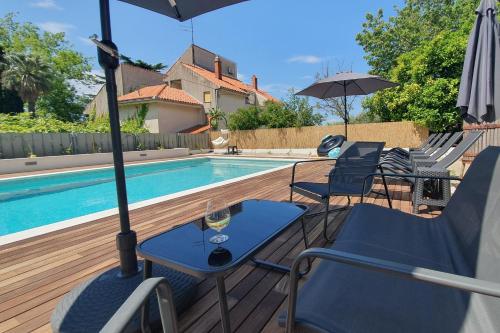 Family-friendly apartments with swimming pool Kastel Luksic, Kastela - 20582