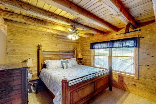 een slaapkamer met een bed in een blokhut bij Spring Creek Pinnacle in Lake Murray Shores