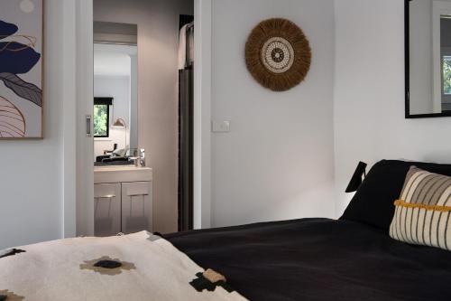 a bedroom with a bed and a sink in a room at Ablac Studio in Glenlyon