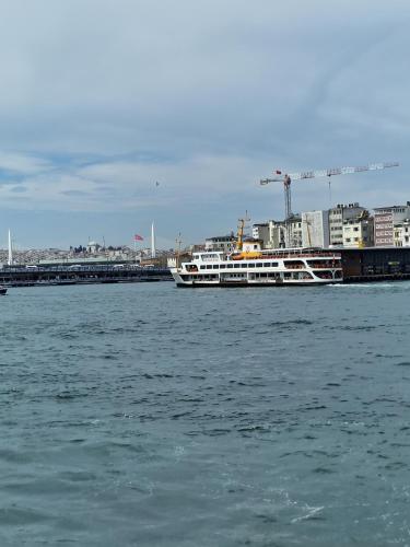 een grote boot in het water met een stad op de achtergrond bij Antalya in Manavgat