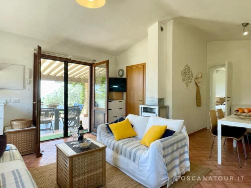 sala de estar con sofá y mesa en Cottage Lavanda con vista mare, aria condizionata by ToscanaTour, en Guardistallo