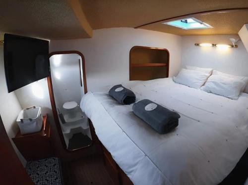 Un dormitorio con una cama con dos bolsas. en Disney Orlando Catamaran Accommodation en Vero Beach